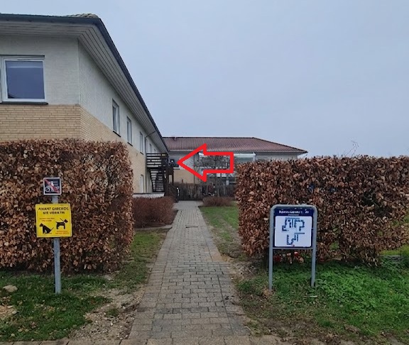 Gennem hækken til lejligheden